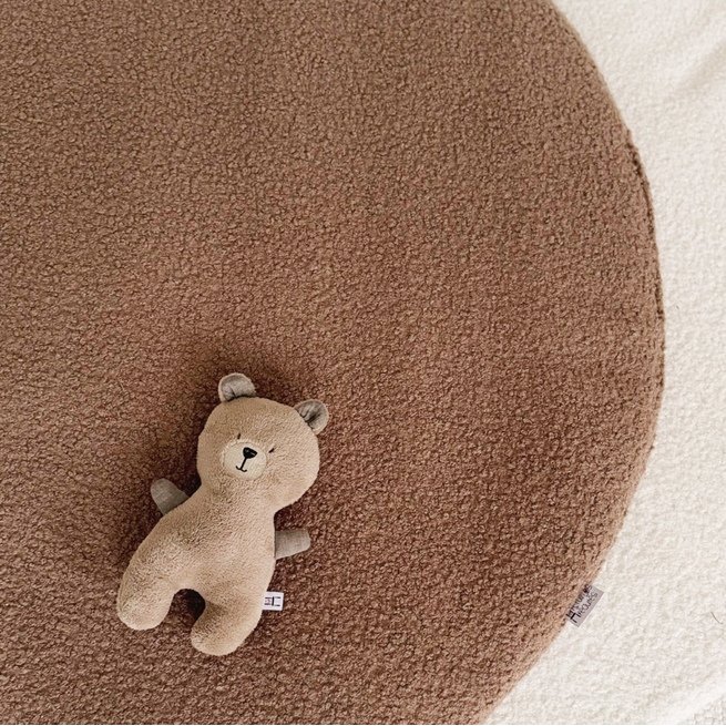 Minkštas apvalus RUDAS vaikų kambario kilimas "Sapnų piemenėliai"