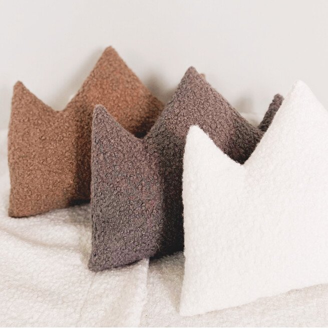 Karūnos formos pagalvėlė "Sapnų piemenėliai"