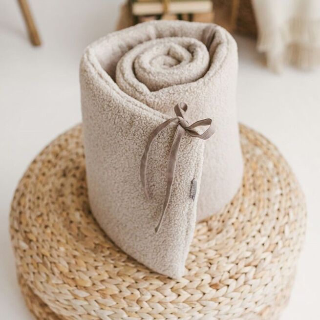 Minkšta apsaugėlė "Debesys"  Kakavinė 180cm ilgio