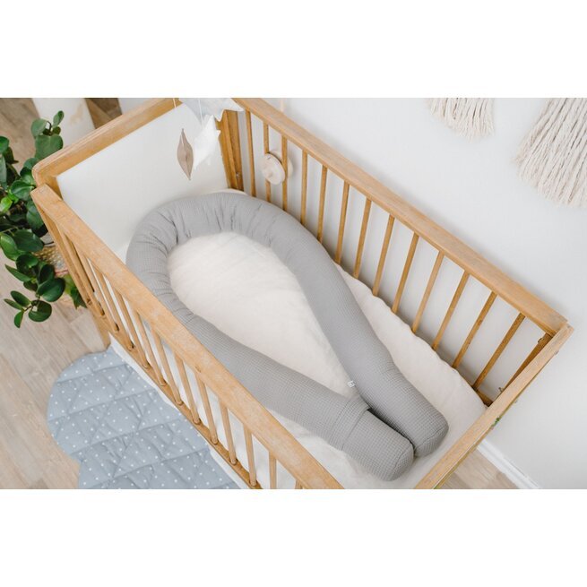 Pilkos "Vafliuko" apvalios lovytės apsaugos kūdikiams