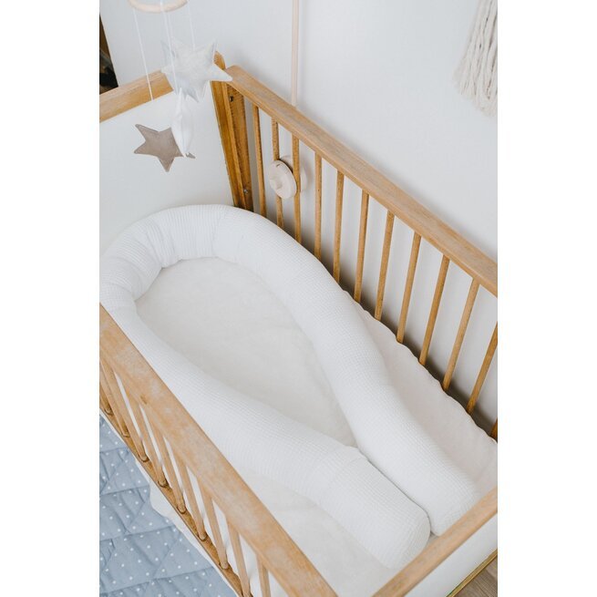 Baltos "Vafliuko" apvalios lovytės apsaugos kūdikiams 