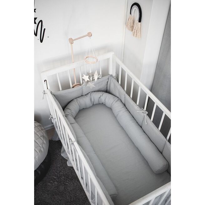 Pilkos lininės apvalios lovytės apsaugos kūdikiams
