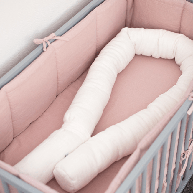 Baltos lininės apvalios lovytės apsaugos kūdikiams