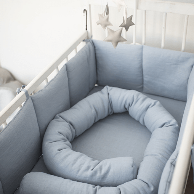 Melsvos lininės apvalios lovytės apsaugos kūdikiams