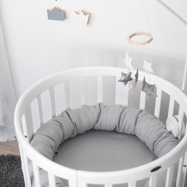 Pilkos lininės apvalios lovytės apsaugos kūdikiams