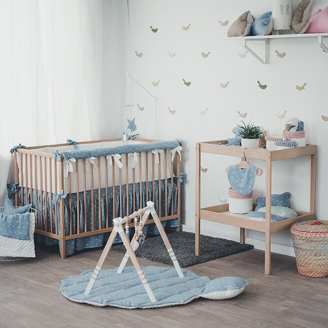 Rinkinys: baltas lavinamasis stovelis, žaisliukai ir kilimas kūdikiui "Meška"