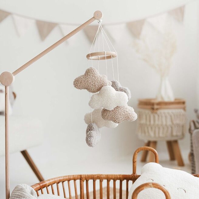 Kūdikio pagalvėlės, žaisliuko, migduko ir miego karuselės rinkinys "Debesys"