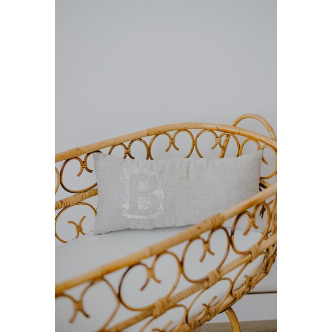 Stačiakampė natūralaus lino spalvos pagalvėlė su siuvinėtu inicialu