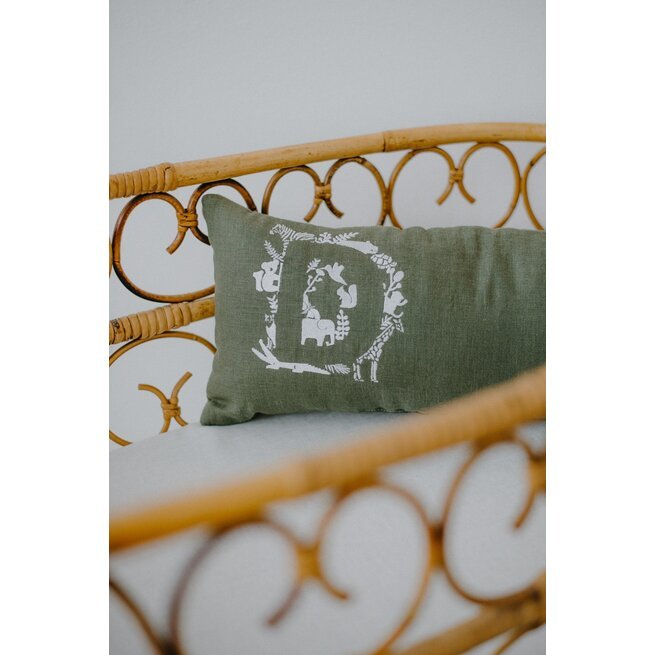Stačiakampė žalios spalvos lininė pagalvėlė su siuvinėtu inicialu