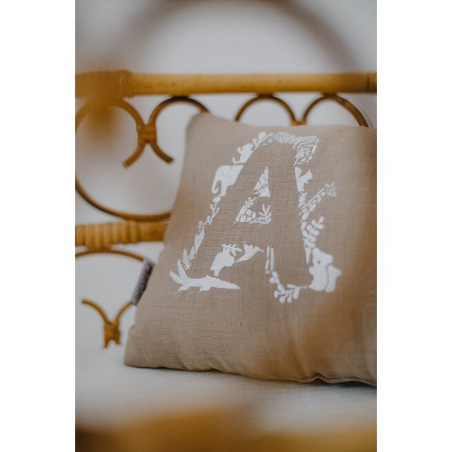 Stačiakampė kakavinės spalvos lininė pagalvėlė su siuvinėtu inicialu