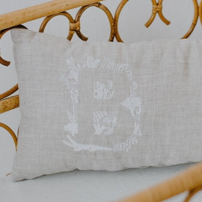 Stačiakampė natūralaus lino spalvos pagalvėlė su siuvinėtu inicialu