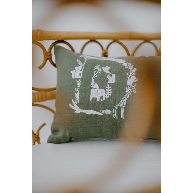 Stačiakampė žalios spalvos lininė pagalvėlė su siuvinėtu inicialu